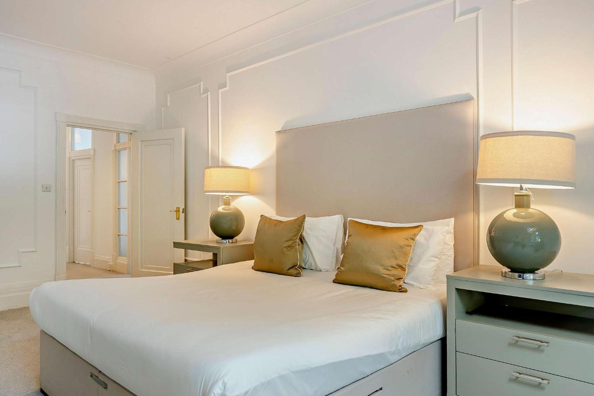 Strathmore Court * Londra