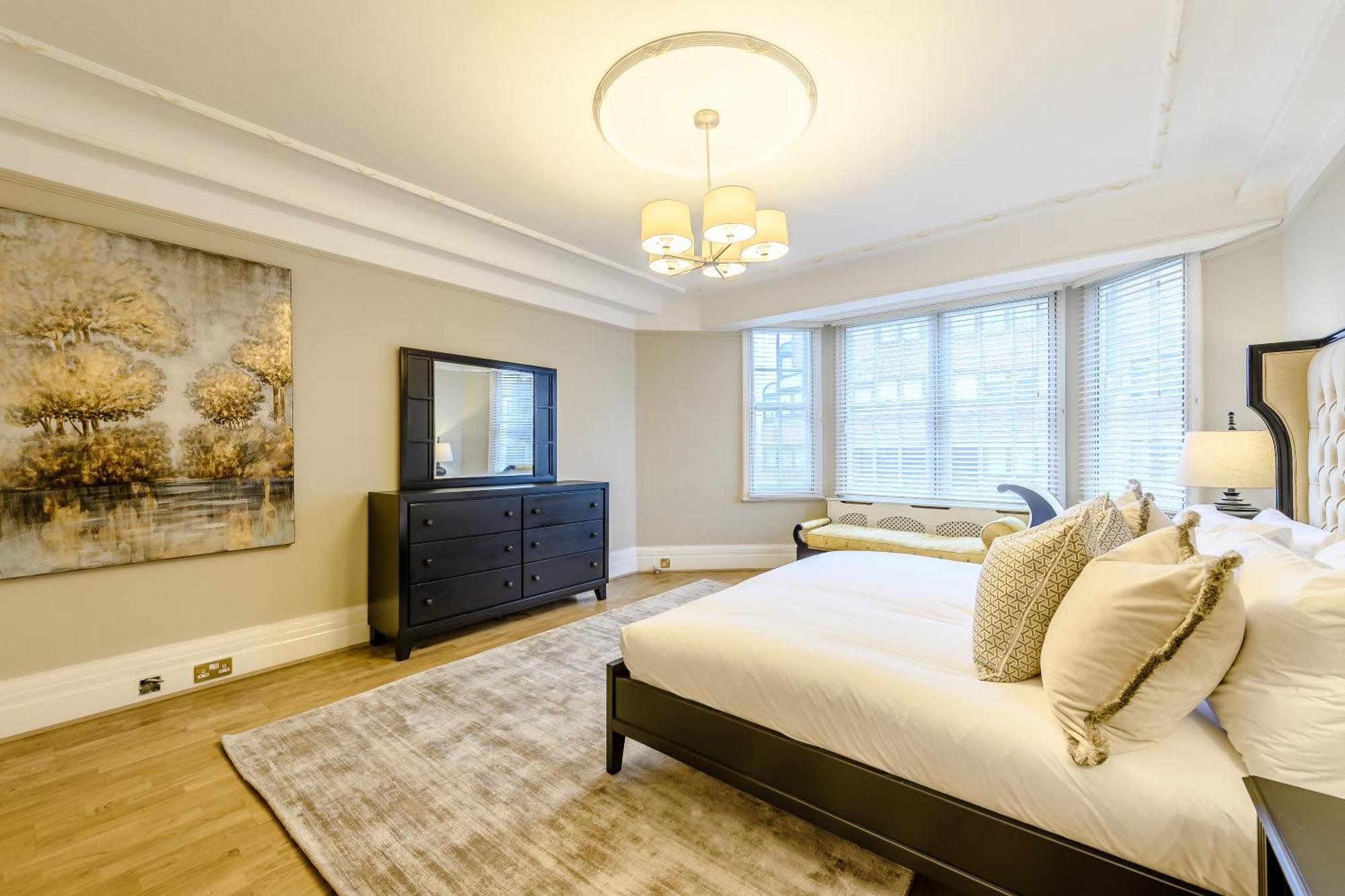 Strathmore Court * Londra