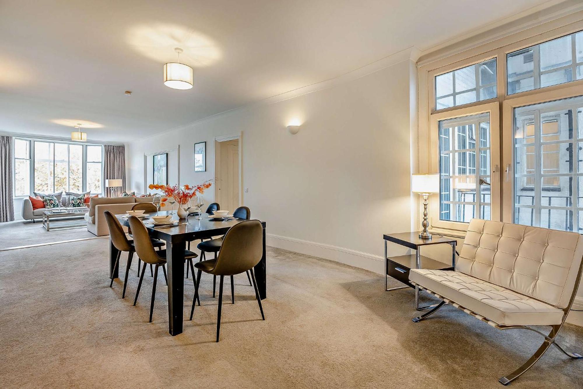 Strathmore Court * Londra